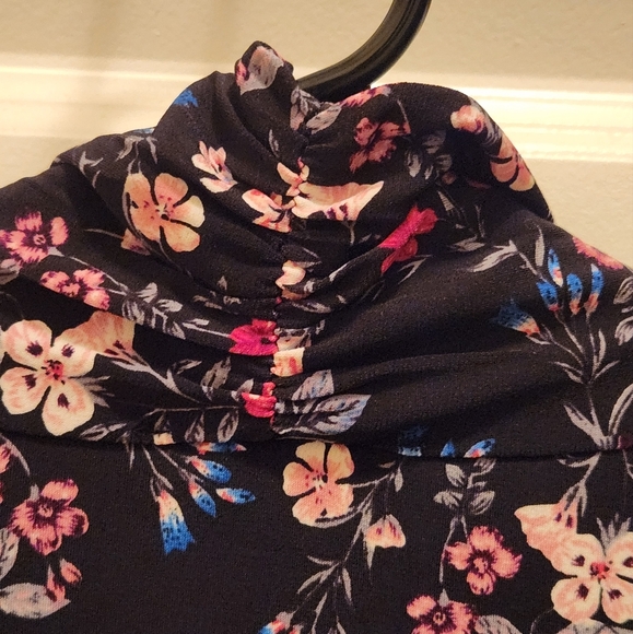 PREMISE Floral Sleeveless Knot Tie Front Blouse - Picture 6 of 7